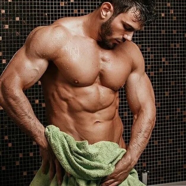 男人在做阴茎增大练习前洗澡