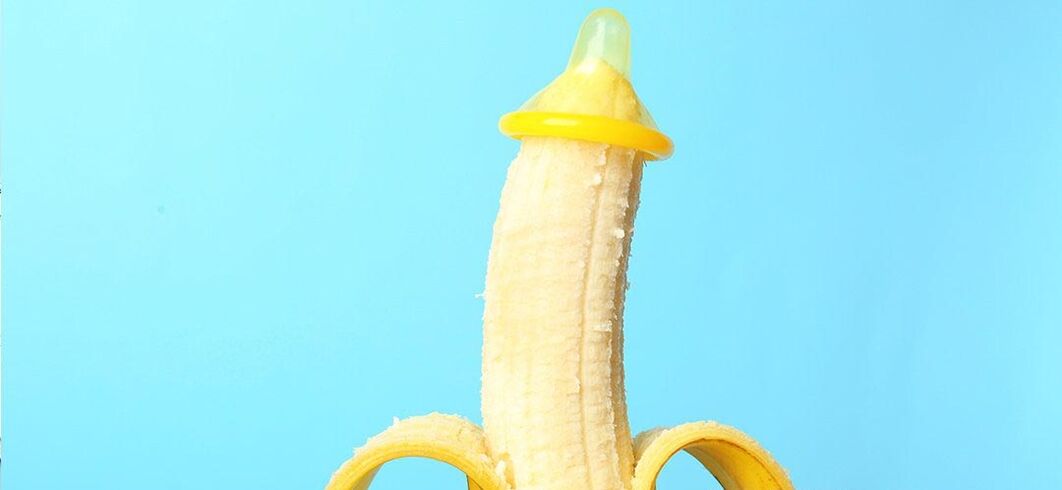 避孕套中的香蕉模仿未经手术的阴茎增大